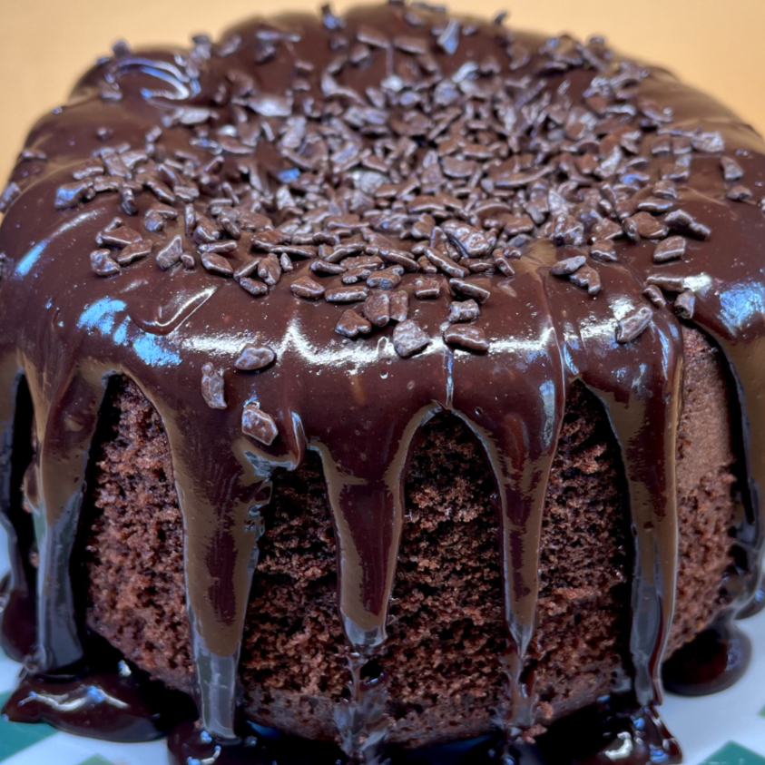 Bolo vulcão com massa de chocolate super macia, recheio generoso e finalizado com cobertura cremosa de chocolate cacau que escorre como uma verdadeira explosão de sabor. Um bolo intenso, úmido e irresistível para os amantes de chocolate. Possui 900g e serve até 6 pessoas, ideal para compartilhar em momentos especiais.