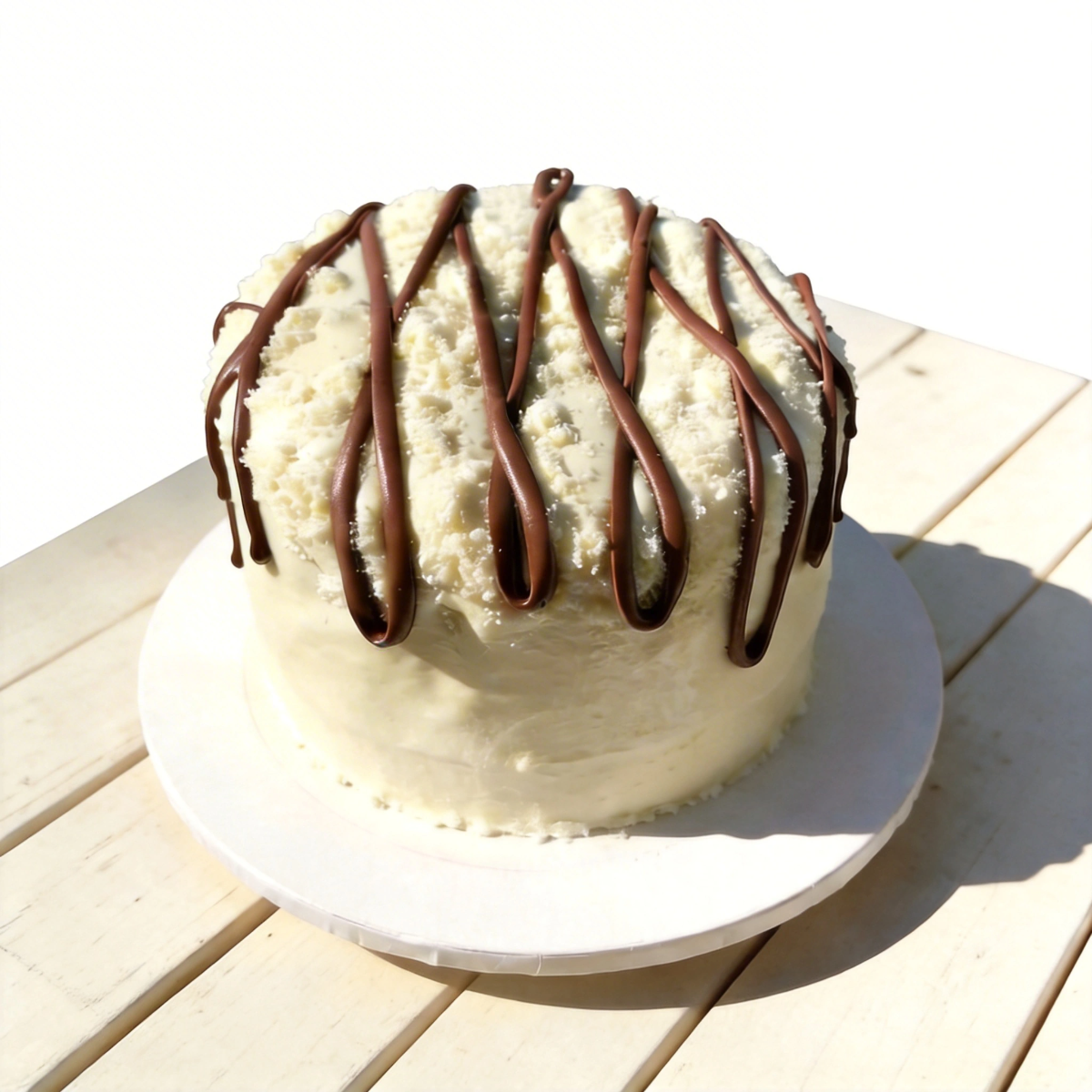 Massa fofinha de chocolate ou baunilha você escolhe, creme de Nutella no cone do bolo, cobertura cremosa de mousse de Ninho, decorado com fios de Nutella e leite Ninho. Peso aproximado..1kg serve aproximadamente de 8 a 10 fatias