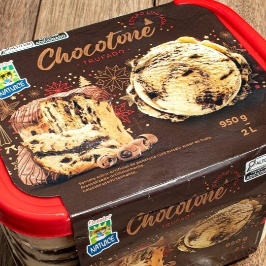 Sorvete de massa sabor panetone c/ chocolate.