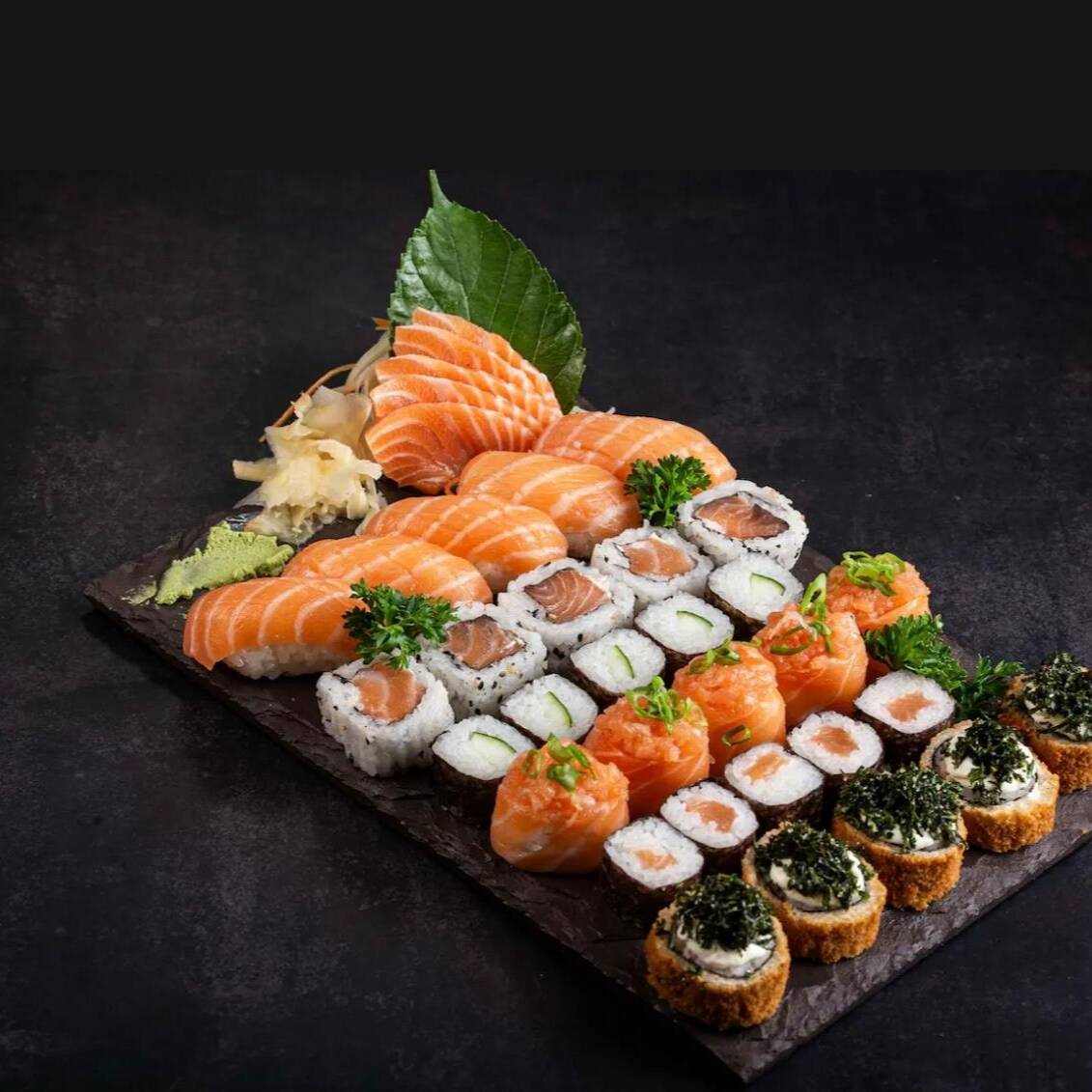 5 sashimi de salmão
5 niguiri de salmão
5 uramaki de salmão
5 shakemaki
5 kapamaki
5 hot holl couve crispy.