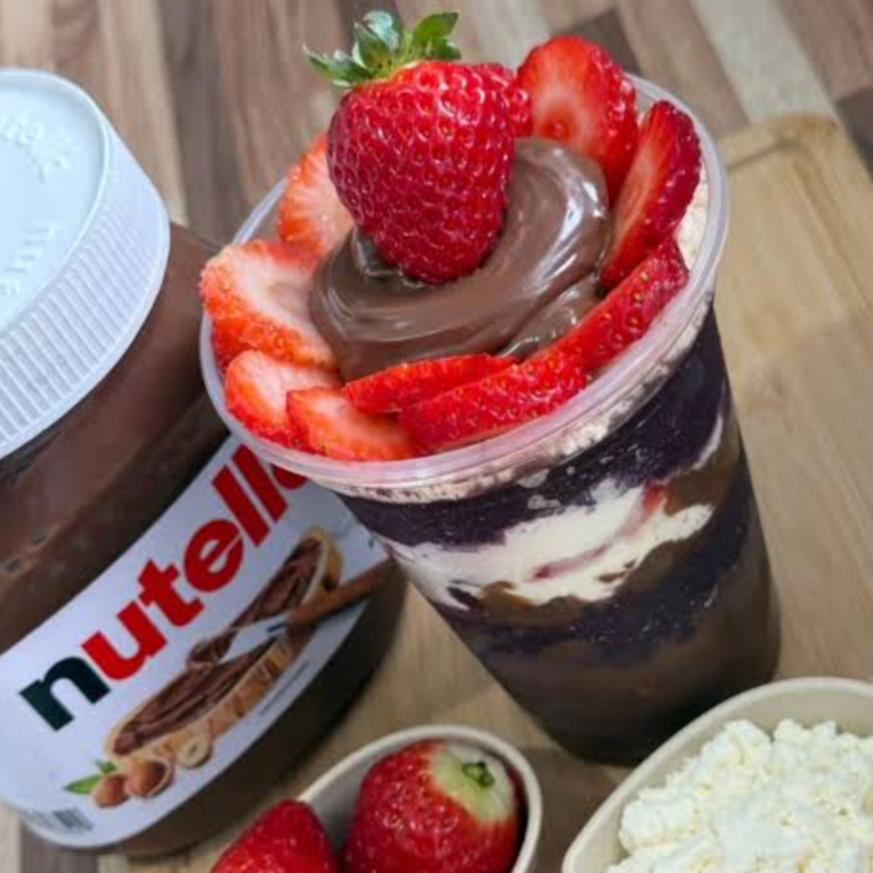 Açaí cremoso, recheado com Nutella e morangos frescos, finalizado com uma