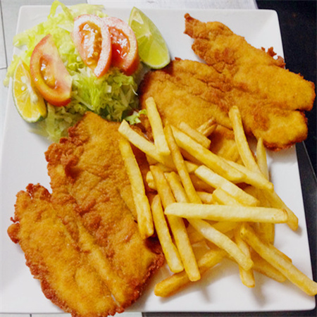 Filete de Pescado Empanizado con Ensalada y Papas