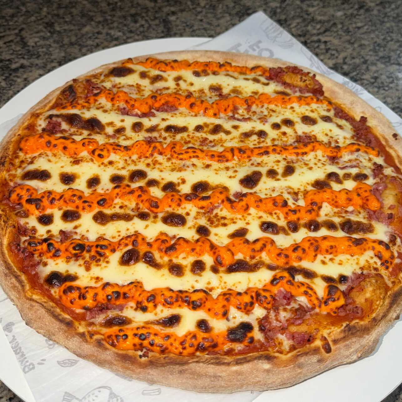 1 PIZZA GRANDE 8 PEDAÇOS: molho, mussarela, calabresa ralada, cheddar premium, catupiry premium, azeitona e oregano,