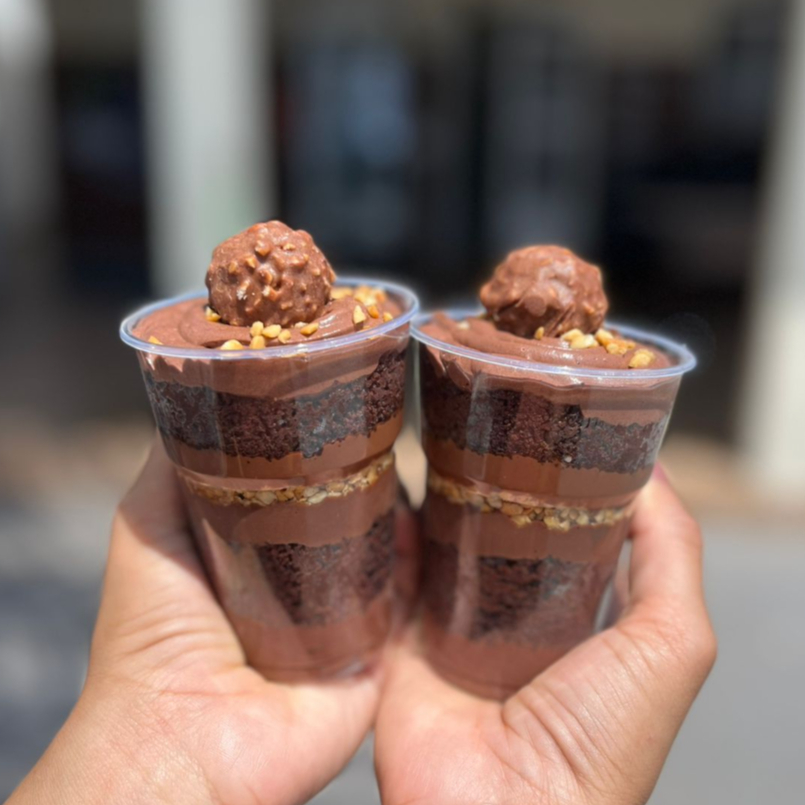 Um delicioso copo da felicidade ferrero rocher com nossp Brigadeiro gourmet 50% cacau com amendoim e bastante Nutella e mousse de chocolate, finalizado com Ferrero Rocher