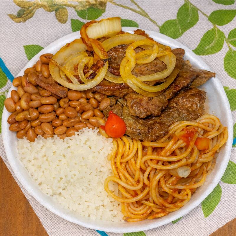 marmita acompanha arroz ,feijão,macarrão e bife bovino ( indicada para 1 pessoa)