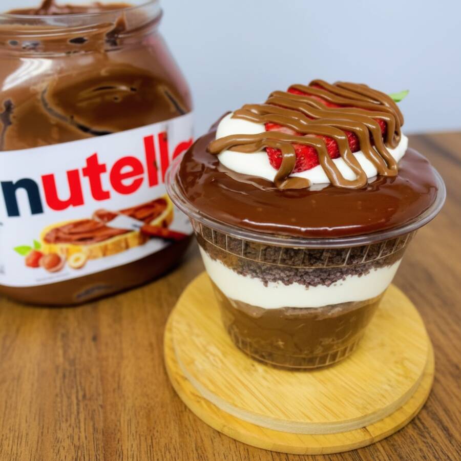 Massa artesanal de chocolate, delicioso creme cremoso de brigadeiro, mousse artesanal de Ninho e Nutella Original