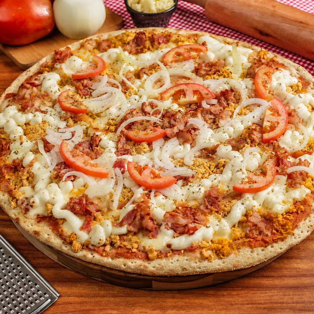 Massa artesanal, base de molho de tomate, queijo mossarela, frango desfiado, bacon, tomate, cebola e requeijão.
