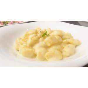 Nhoque artesanal de batatas, macio e leve, servido com um cremoso molho quatro queijos preparado com uma combinação especial de queijos selecionados.