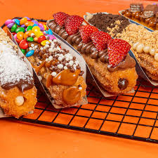 Nosso churros gourmet é uma experiência única: recheado generosamente por dentro e delicadamente coberto por fora.