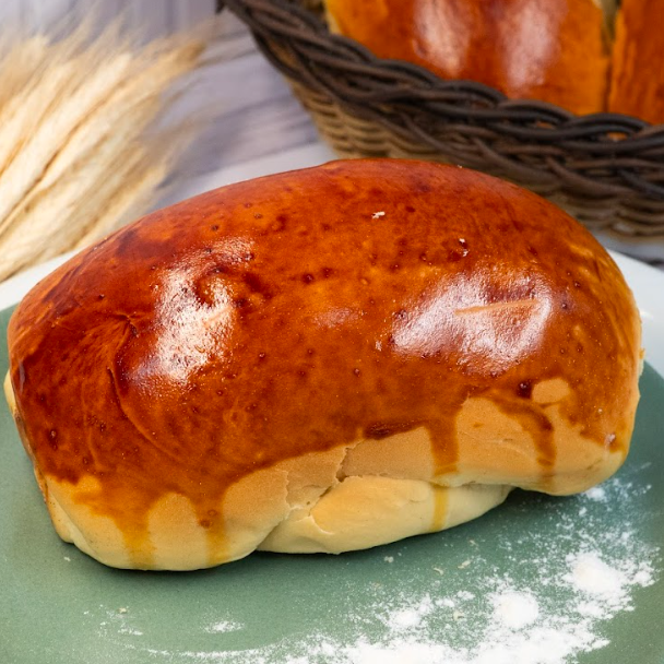Pão bisnaga de tamanho grande, macio, leve e ideal para lanches, hot dogs ou para acompanhar suas refeições.