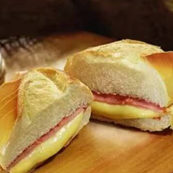 Misto quente com pão francês, queijo mussarela derretido e presunto. Tostado na chapa até dourar, crocante por fora e cremoso por dentro.