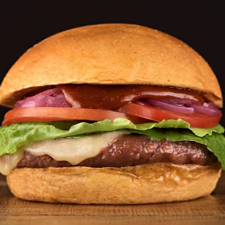 Burguer artesanal de 150g, queijo prato, alface, tomate, cebola caramelizada, maionese da casa no pão de brioche, acompanha fritas. Serve 1 pessoa.