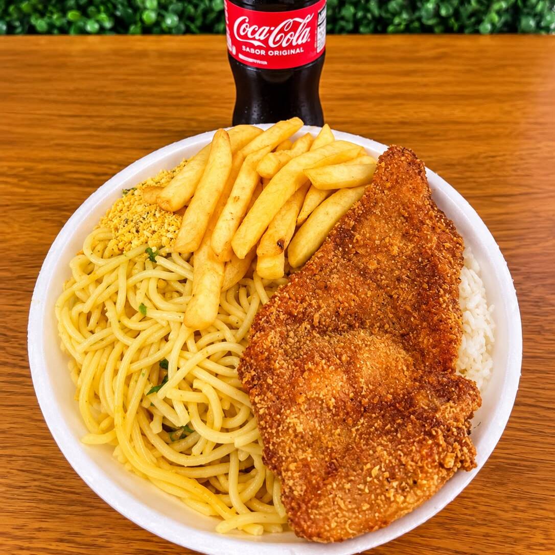ARROZ FEIJAO MACARRÃO FRITAS E MILANESA DE FRANGO.