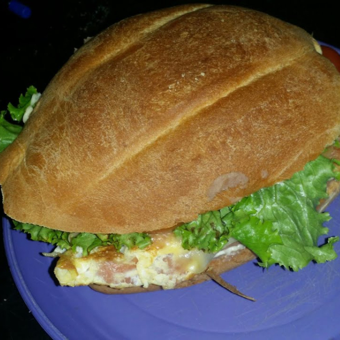 TORTA GIGANTE DE HUEVO CON SALCHICHA