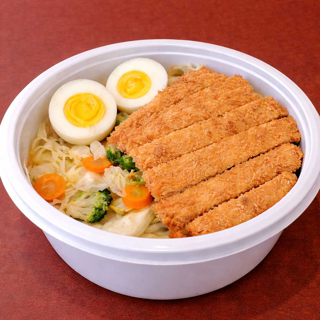Misso lamen chicken katsu vai ovo com gema cremosa, legumes refogados e 1 fatia de filé de peito de frango empanado no panko. O caldo vai em uma embalagem separada para conservar a qualidade dos ingredientes, principalmente a massa do lamen. (imagem ilustrativa) Nosso misso lamen é preparado com o caldo de galinha de produção própria que leva mais de 6 horas para ficar pronto. Também na pasta de misso são acrescentados mais 10 temperos japoneses e orientais para acrescentar mais sabor ao caldo. A massa utilizada tem 30cm de comprimento seguindo a tradição dos melhores lamenyas do Japão, inclusive com farinha de trigo importada. O resultado é um lamen preparado com muito cuidado e carinho e com sabor que irá surpreender.