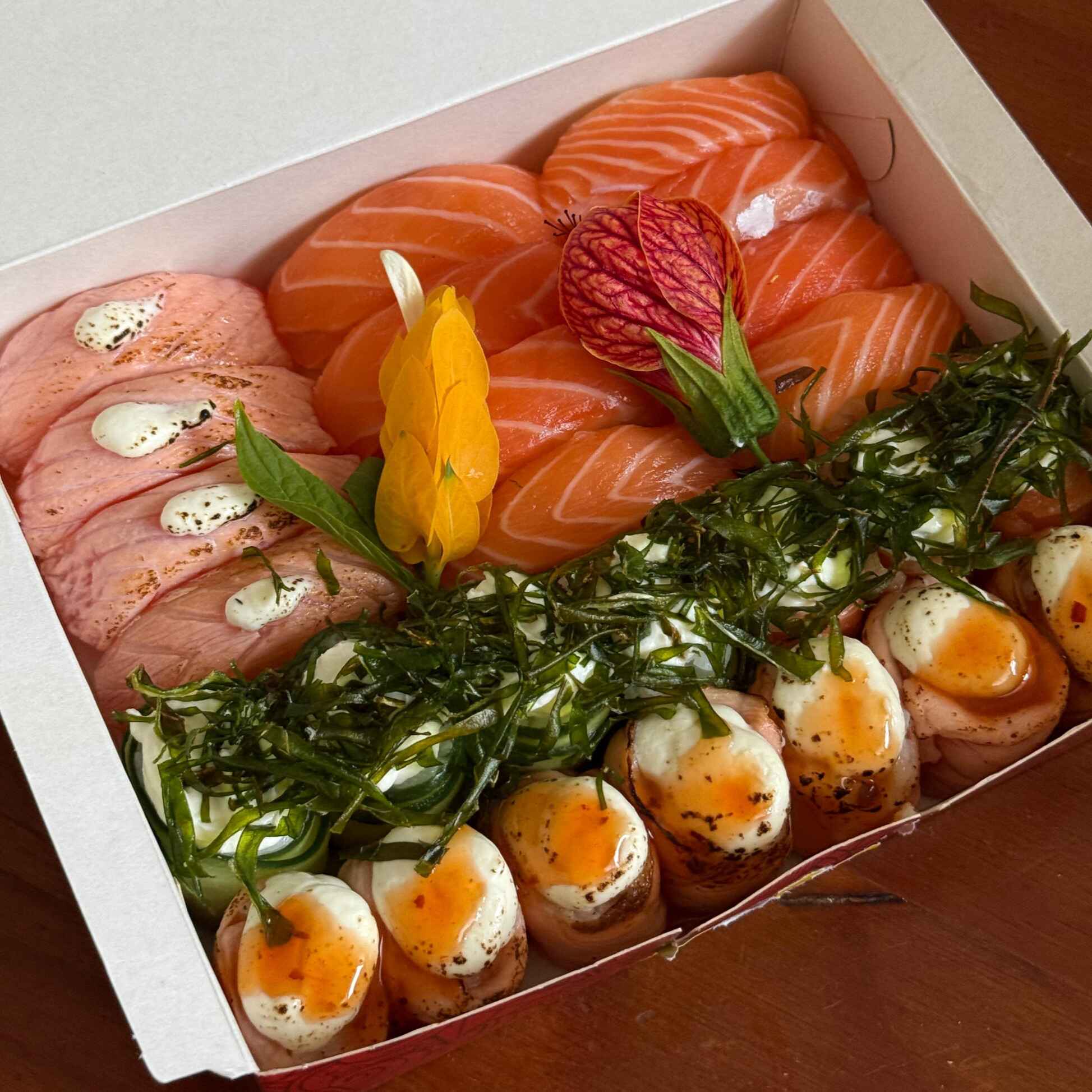 7 Joy maçaricado com geleia de pimenta, 4 Joy
de pepino com cream cheese e couve crispe, 3 Joy de salmão com cream cheese e couve crispe, 4 Niguiri de salmão com cream cheese maçaricado, 8 niguiri de salmão