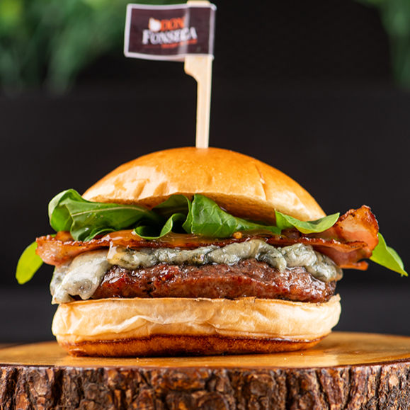 Hambúrguer 180g feito no fogo, queijo gongonzola, bacon crocante, rúcula fresca e molho sweet chilli.