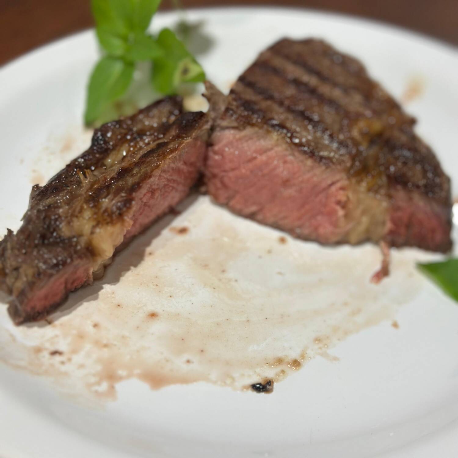 Chuck Eye Roll Angus é uma escolha excepcional. Este corte de carne, pesando aproximadamente 250g, pesado in natura. Uma característica marcante deste prato é a presença de marmoreio de gordura que, quando derretida, contribui para a suculência e sabor inigualável do prato.