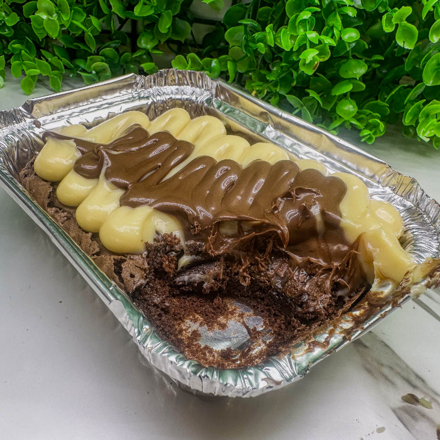 Nosso clássico brownie artesanal, super molhadinho e com aquela casquinha crocante, servido na marmita com uma camada generosa de creme de Leite Ninho e a legítima Nutella. (Aprox. 200gr)