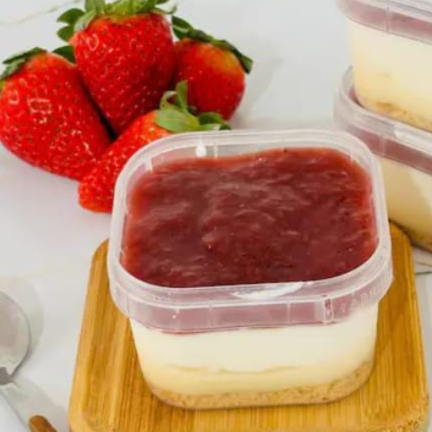 Farofinha de biscoito, creme de ninho, delicioso creme de cream cheese e finalizado com geleia de morango artesanal.