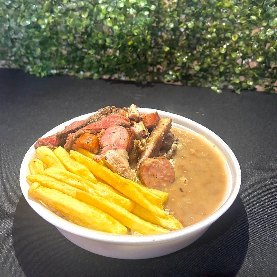 Deliciosa marmita de churrasco , acompanha, arros,feijão,farofa,batata frita, saladinha e carnes mitas (VACA,,LINGUIÇA,FRANGO)