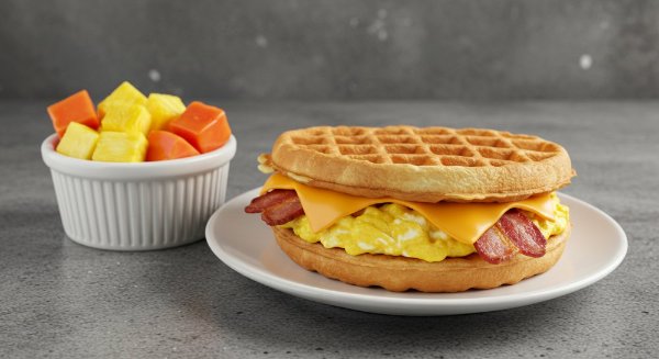 Sandwich pandewaffle + porción de fruta