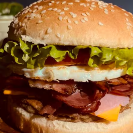 Recheado com queijo derretido, presunto e irresistível bacon crocante, calabresa grelhada, ovo, tomate fresco e alface para uma experiência inesquecível. Peça já!