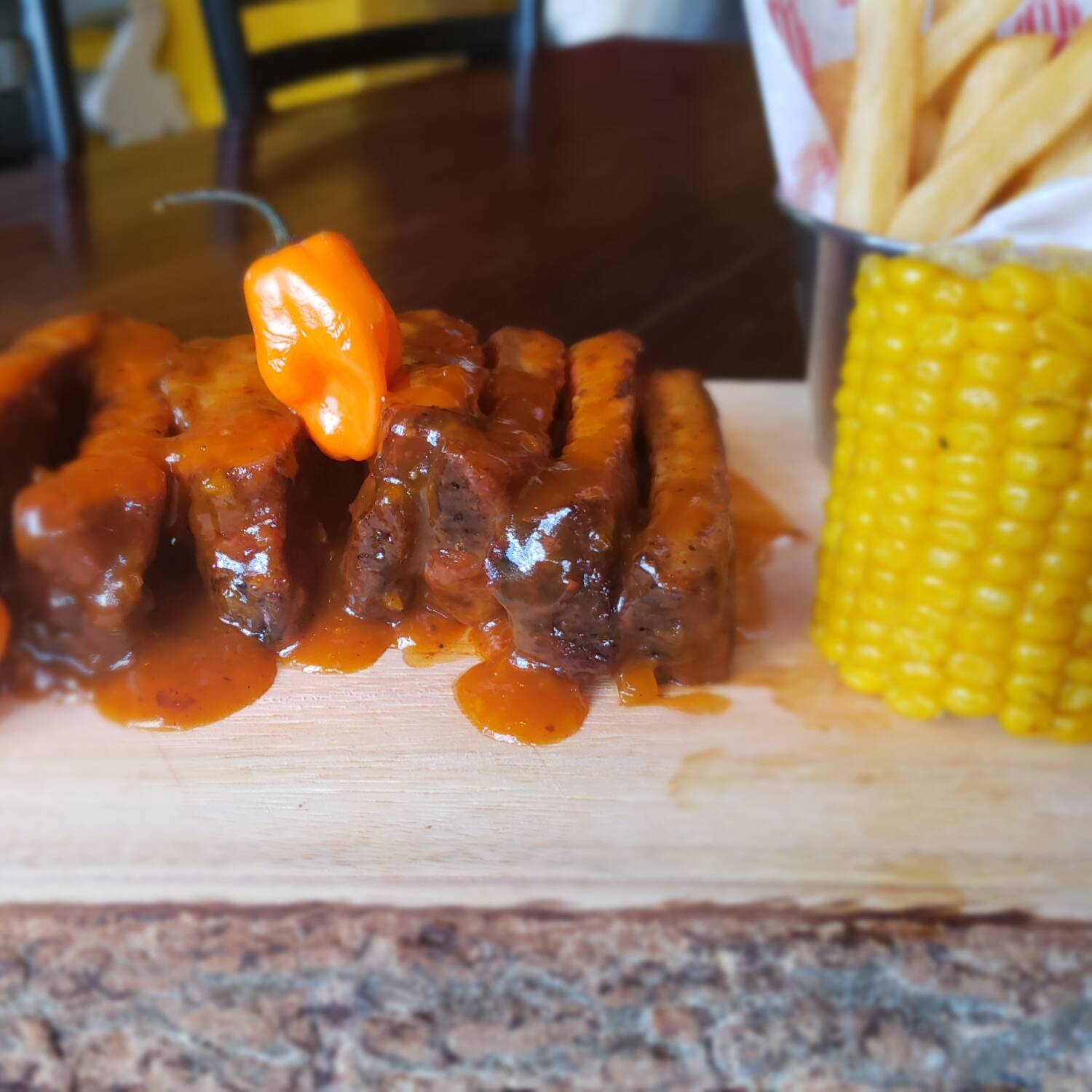 1/3 Costillas BBQ con Papas Gajo y Elote Dulce