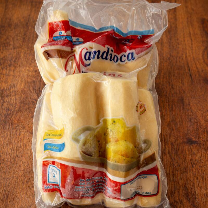 Zero trabalho: já limpa, cortada e congelada! Dica: Deixe a água ferver e logo após adicione a mandioca.