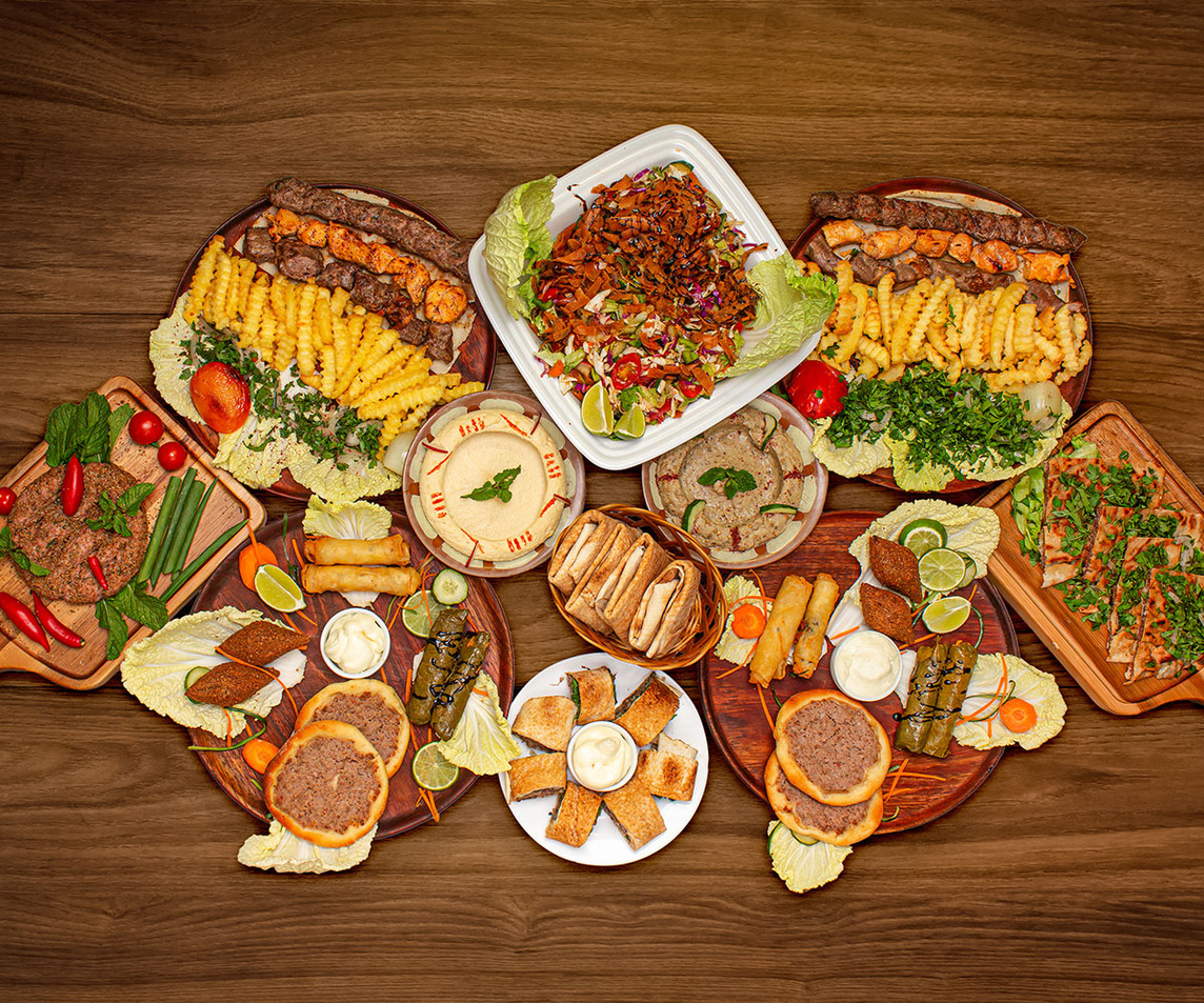 Um banquete generoso para 4 pessoas.
Aprecie esta jornada gastronômica pelos melhores pratos da casa, uma combinação única e especial de sabores que celebram a tradição libanesa.
- 6 Espetos Assados (2 Carne, 2 Kafta, 2 Tawuk)
- 1 Shawarma cortado
- 4 Rkakat
- 4 Charutos de Uva
- 4 Esfihas