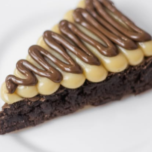 Fatia de Brownie macio e crocante, recheio de Ninho Cremoso com Fios de Nutella