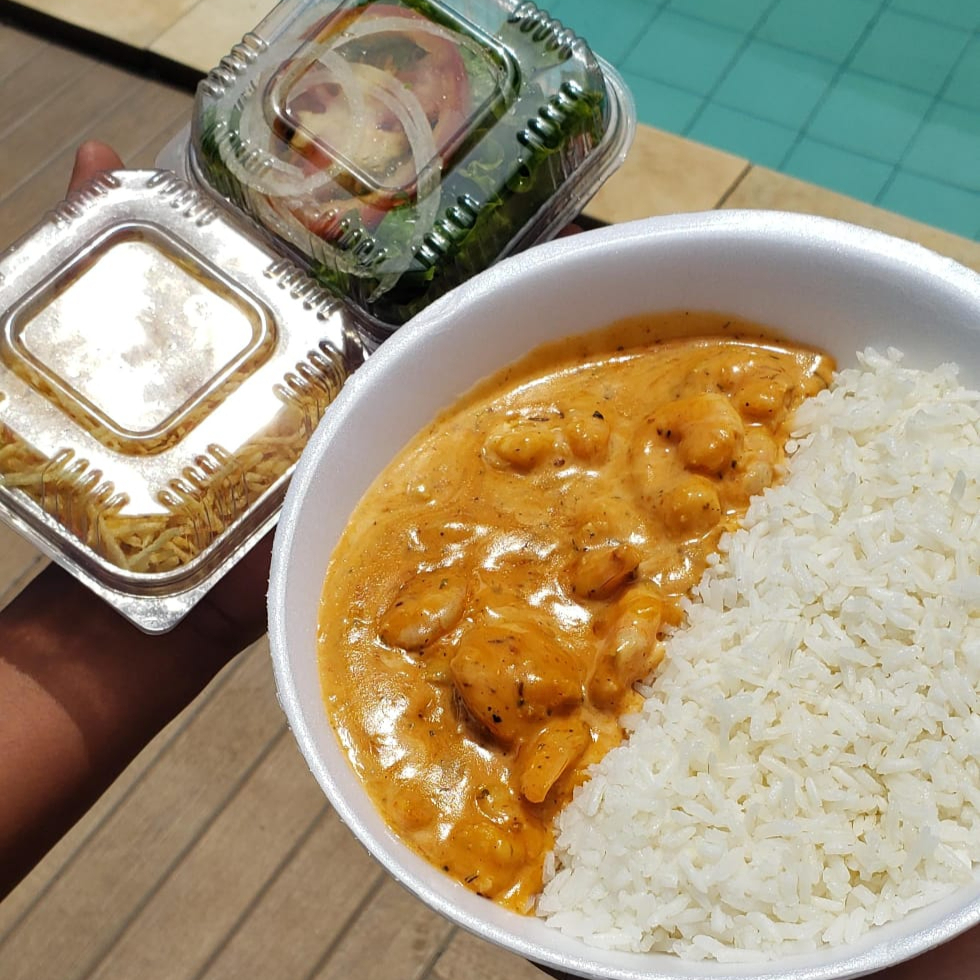 Nosso Strogonoff de frango super cremoso faz o maior sucesso pelo sabor incrível e além de contar com arroz branco soltinho, batata à sua escolha e salada verde. Combinação perfeita.