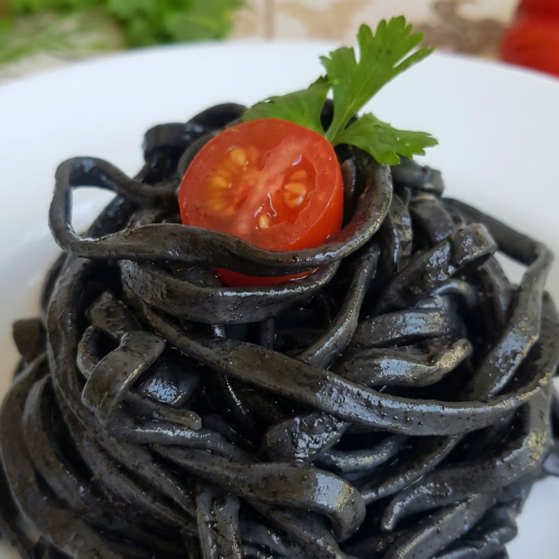 Apresentamos uma novidade do Pastificio Raviollini: o saboroso Talharine de tinta de Lula. Este prato, sofisticado e cheio de personalidade, é feito com a tinta de lula que confere uma cor negra única e um sabor marinho distinto ao macarrão. Acompanha um molho à sua escolha, permitindo que você personalize a sua experiência gastronômica conosco. A sugestão da casa é o cremoso e indulgente molho de