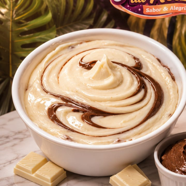 Cumbuca de 300ml de Creme Ninho c/ Nutella, acompanhado de creme de avelã, gotas de chocolate e calda de chocolate