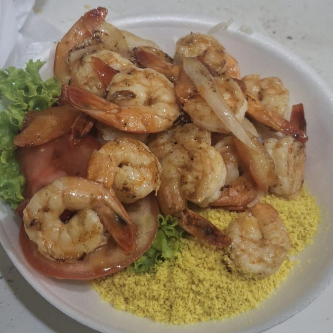 15 Camarão rosa assado na chapa, arroz, salada e farofa