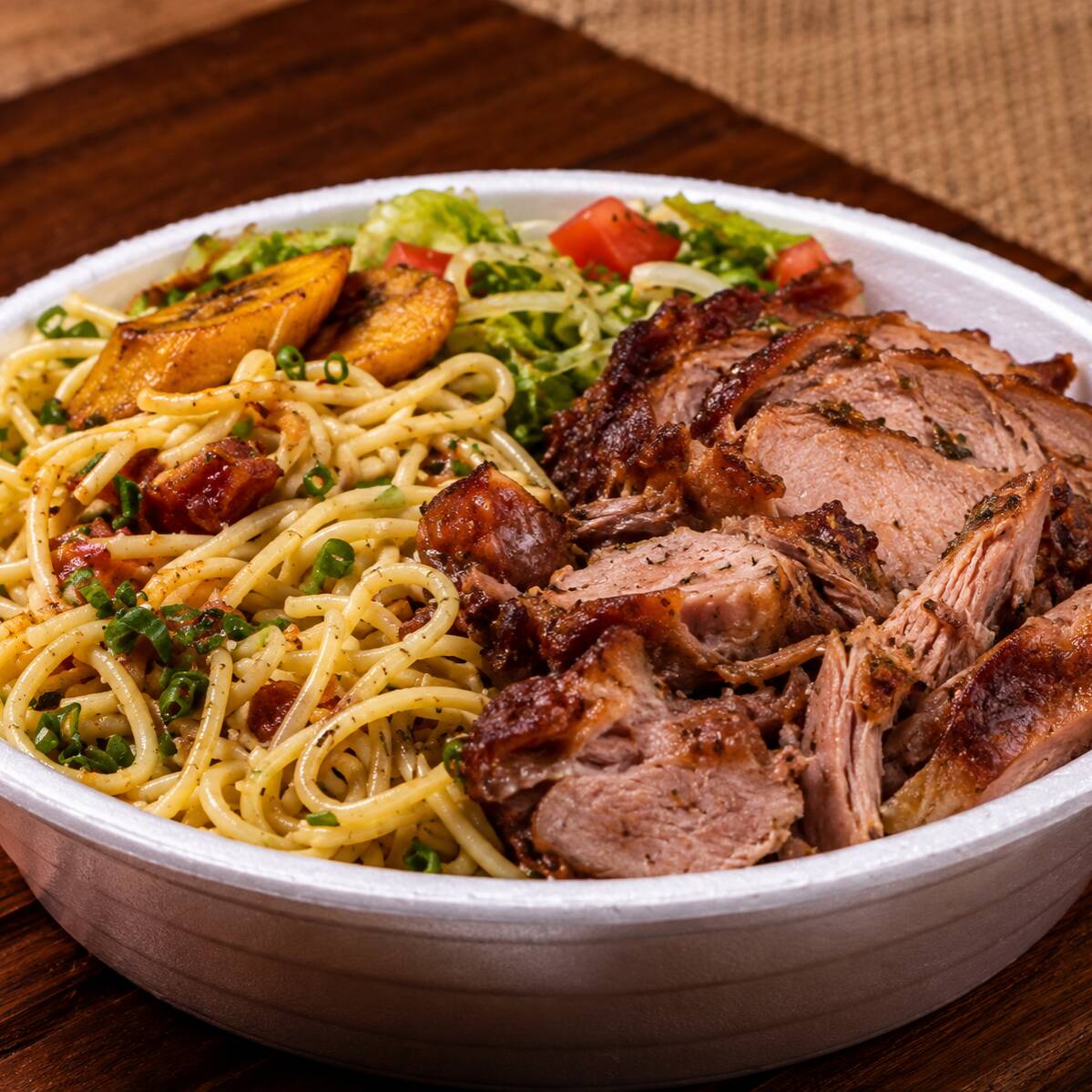 🔥🍱 MARMITA DE CHURRASCO DE LOMBO 🔥
Uma marmita completa, caprichada e cheia de sabor! 😋❤️ Com aquele tempero caseiro e o lombo bem suculento e grelhadinho.
🍚 Acompanha: Arroz • Feijão • Macarrão • Banana frita • Farofa • Salada • 🥩 Churrasco de lombo
✨ Uma refeição saborosa e bem servida, perfeita para matar a fome e comer aquela comida caseira de verdade! 🤤🔥