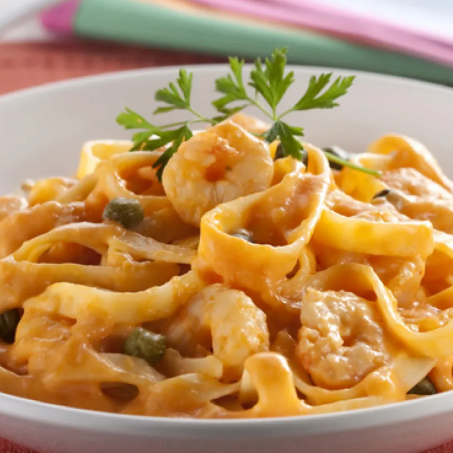 fettucini ao molho rose com ervilha e camarão