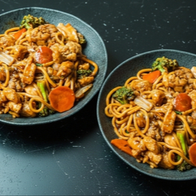 Nosso tradicional macarrão com frango, legumes frescos e champgnon. Ao molho especial Catay. 2 unidades de yakissoba de frango. (cada unidade serve 1 pessoa).