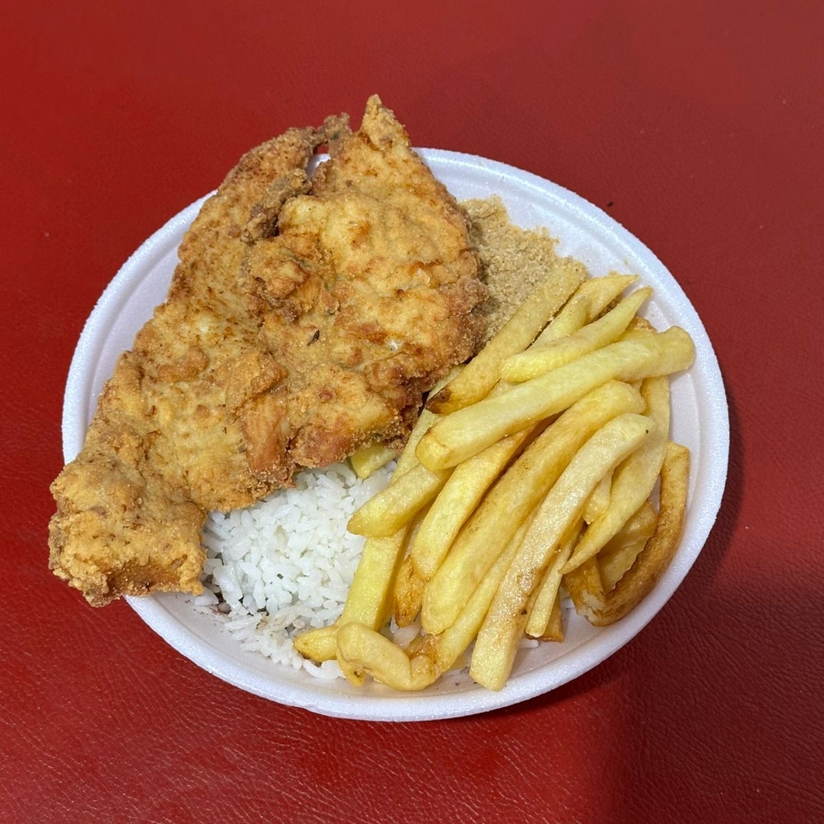 Arroz, feijao, farofa, fritas