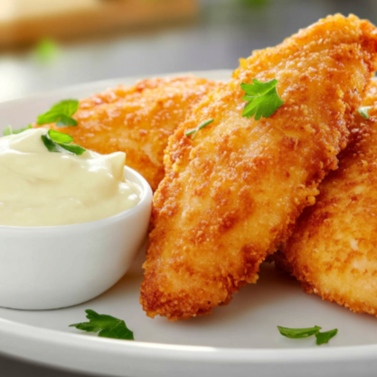 Filé de frango empanado e dourado na medida certa, crocante por fora e macio por dentro. Acompanha arroz soltinho, feijão fresquinho, farofa crocante e salada, formando uma refeição completa, saborosa e que agrada em qualquer hora.