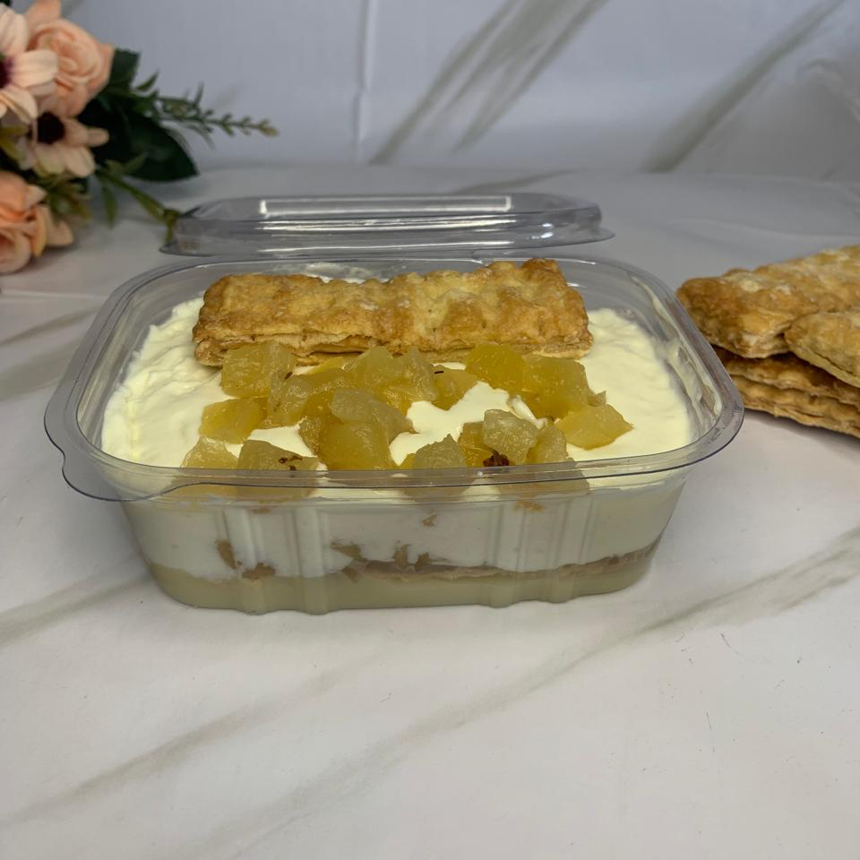 Mousse de leite ninho, com bolacha (mil folhas) com compota de abacaxi, finalizado com brigadeiro de leite ninho cremoso
Pedaços de abacaxi e um biscoito.