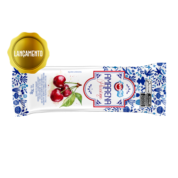 Sorvete sabor chantilly com recheio de cerejas amarenas. Sofisticação e sabor em camadas.