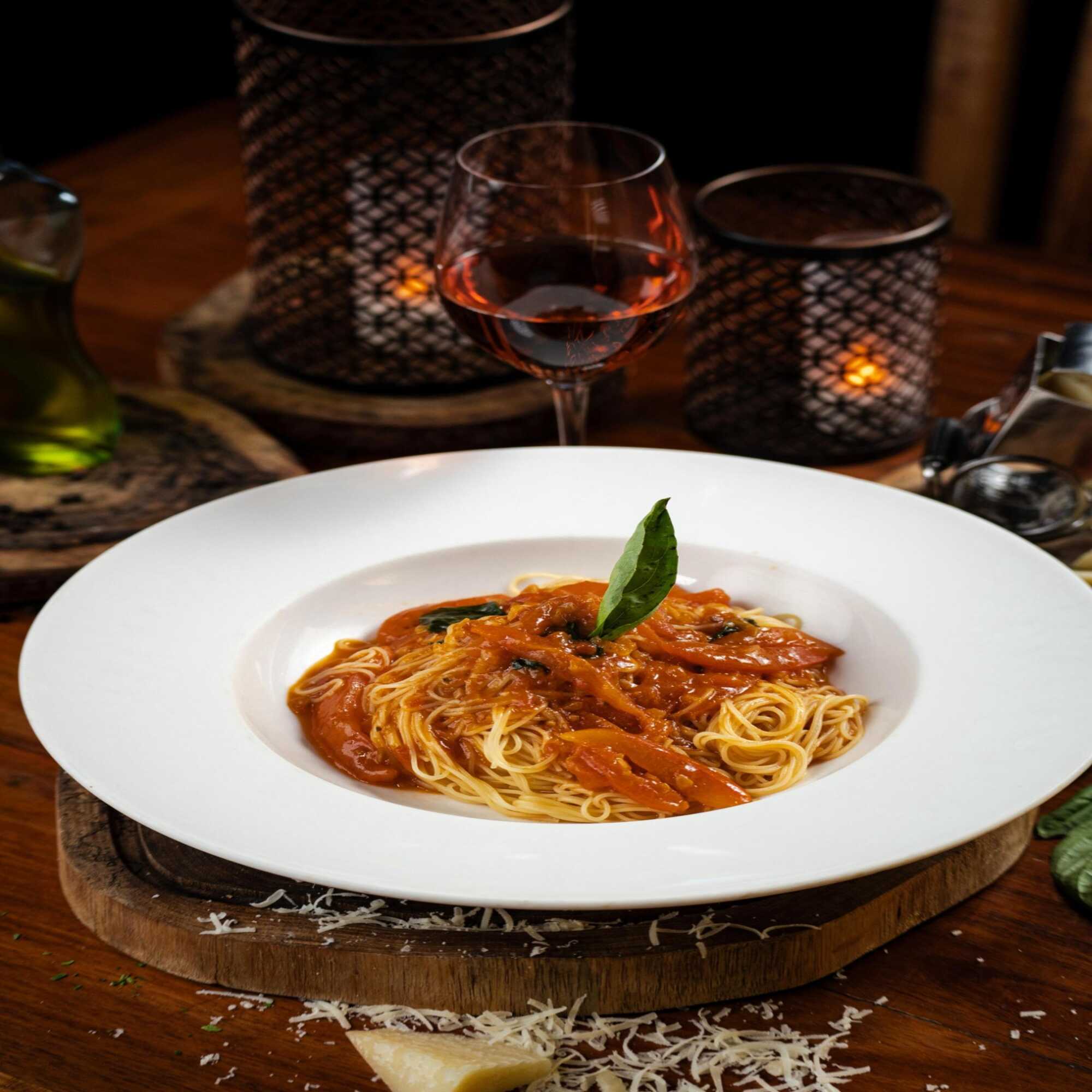 SPAGHETTI ALIO E OLIO Y PEPPERONCINO
