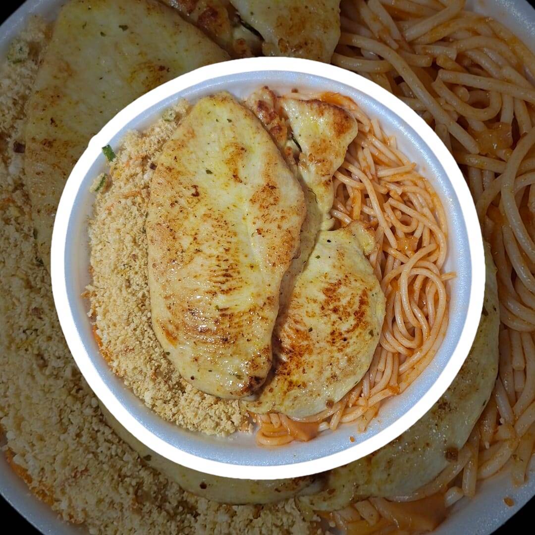 Um delicioso filé de frango grelhado e suculento. Acompanha arroz soltinho, feijão preto macarrão ao molho sugo e uma farofa receitinha da casa. Uma explosão de sabor!" se desejar um adicional de salada do Dia para acompanhar.