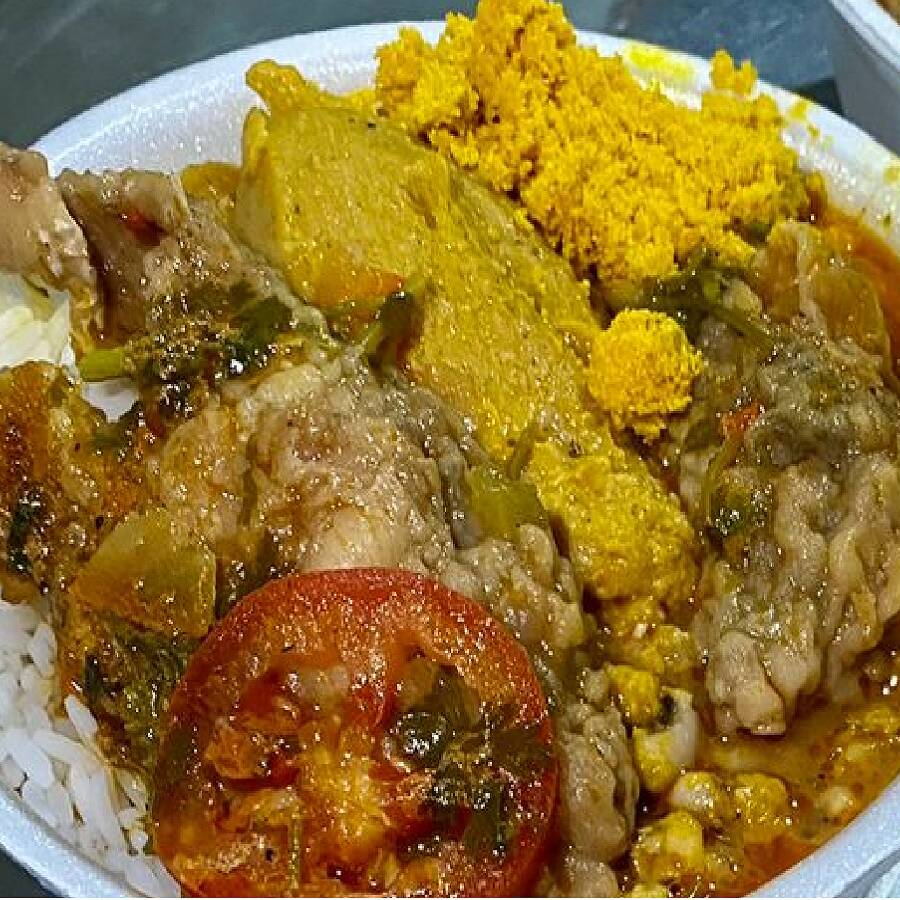 Arroz Branco, Feijão Fradinho, Vatapá, Caruru, 02 Xinxim de frango.
