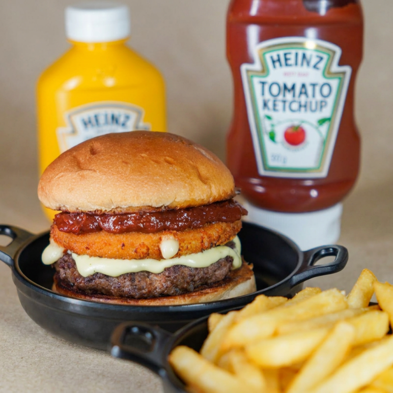 Hamburguer de 150g, Molho da Casa, Queijo Empanado, e um maravilhoso Bacon caramerilazo na Goiabada!