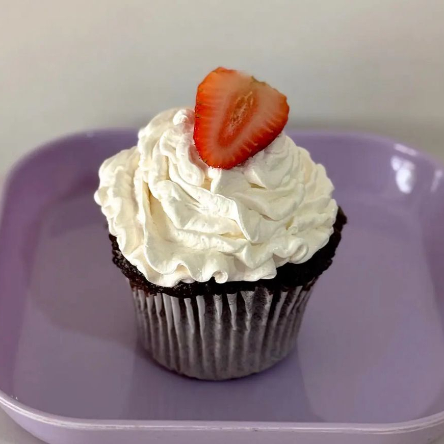 Massa de chocolate , recheado com brigadeiro cremoso de ninho e pedaços de morangos, e coberto com chantilly de ninho