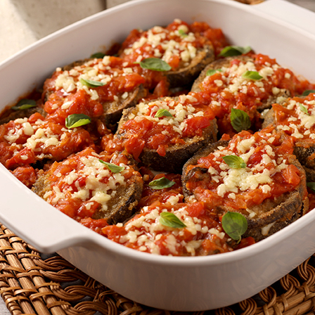 Uma verdadeira refeição de casa! Fatias de berinjela empanadas e gratinadas com molho sugo e mussarela, servidas com arroz soltinho, feijão temperado, batatas fritas crocantes e saladinha fresca. Sabor, tradição e carinho em cada garfada.