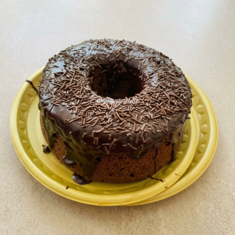 Massa úmida e aerada de chocolate, coberta com uma camada generosa de ganache cremoso e finalizada com granulados crocantes. Indulgência pura para os amantes de chocolate!