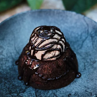 Foto ilustrativa // Bolo fofinho de cacau acompanhado de uma bola de sorvete de gengibre feito na casa e finalizado com cobertura de chocolate 60% orgânico do sul da Bahia
